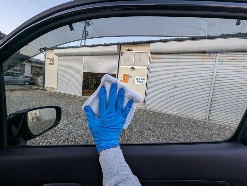 車内の窓ガラス汚れの拭き取りに水性マイルドクリーナーYが便利