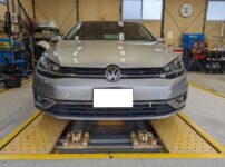 フォルクスワーゲン ゴルフ TSI フロントバンパーの損害を保険で修理