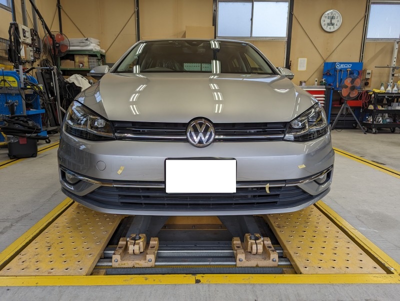 フォルクスワーゲン ゴルフ TSI フロントバンパーの損害を保険で修理