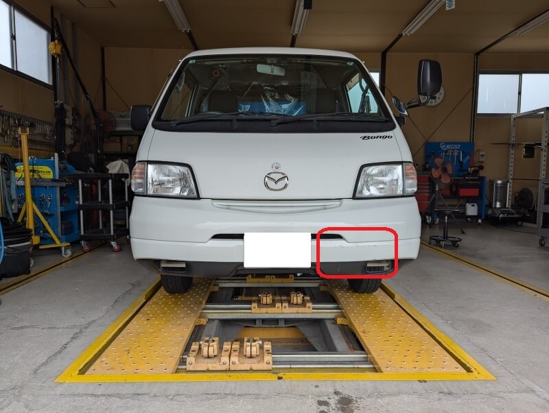 マツダ SLP2M ボンゴ 車両保険でフロントバンパー交換