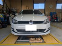 フォルクスワーゲン ゴルフ TSI ヘッドライトレンズ表面のクラック修理とUVヘッドライトコーティング