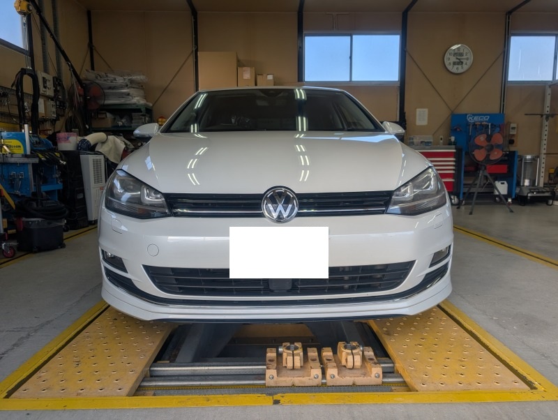 フォルクスワーゲン ゴルフ TSI ヘッドライトレンズ表面のクラック修理とUVヘッドライトコーティング